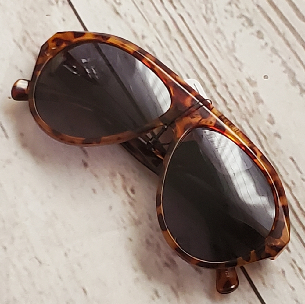Foster Grant ladies fashion tortoise shell look plastic frame sunglasses brown